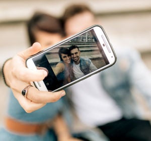 Una pareja se hace un selfie Una pareja se hace un selfie