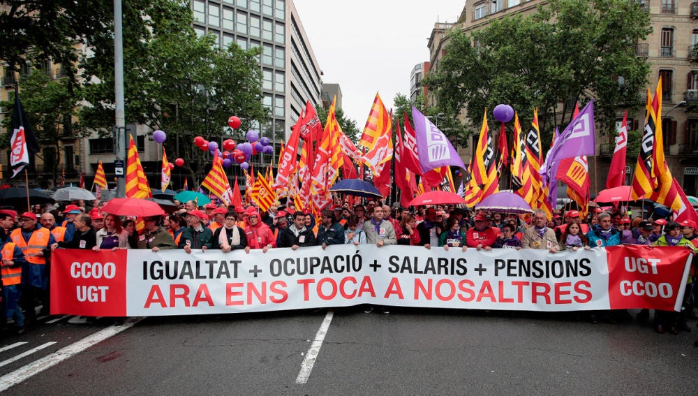 Centenares de personas se manifiestan por el 1 de mayo en Barcelona