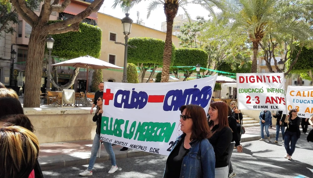 El Colectivo Escuelas Infantiles en la manifestación del 1 de mayo en Elche