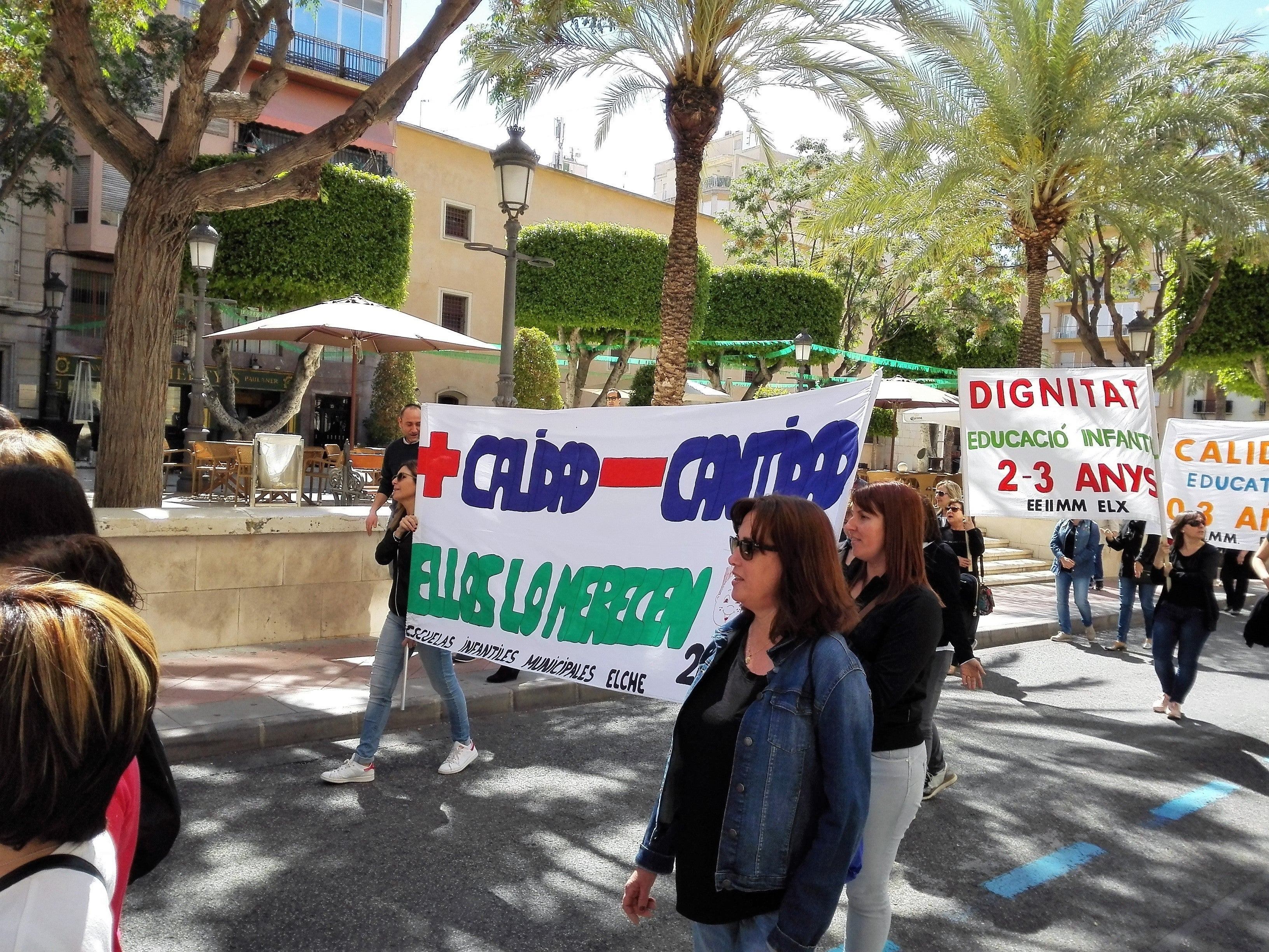 Elche se moviliza contra la intención de Educación de incrementar la ratio en las aulas de 2 años de las escuelas infantiles municipales Elche se moviliza contra la intención de Educación de incrementar la ratio en las aulas de 2 años de las escuelas infantiles municipales