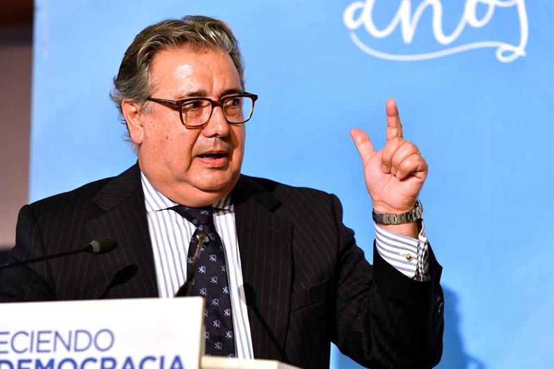 Zoido insiste en que la Policía "continuará persiguiendo a ETA donde se encuentre" Zoido insiste en que la Policía "continuará persiguiendo a ETA donde se encuentre"