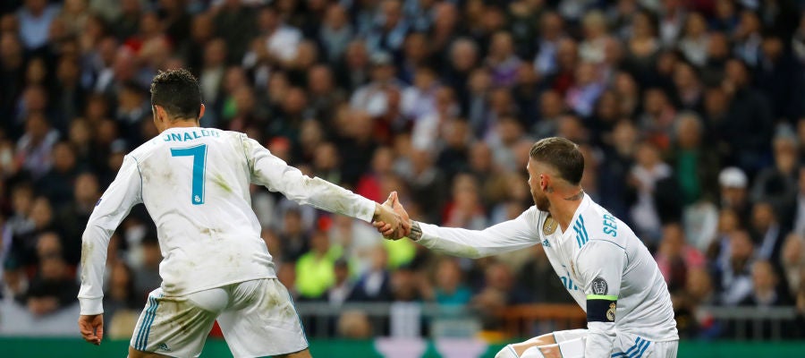Cristiano Ronaldo ayuda a Sergio Ramos a levantarse Cristiano Ronaldo ayuda a Sergio Ramos a levantarse