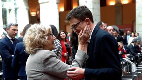 &Iacute;&ntilde;igo Errej&oacute;n con Manuela Carmena