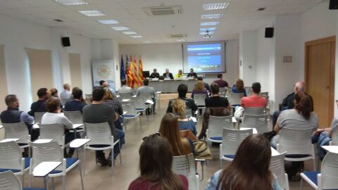 Unes 25 penyes ubicades en el raval del Carme i carrers adjacents s&acute;han reunit amb la polic&iacute;a i l&acute;Ajuntament. 