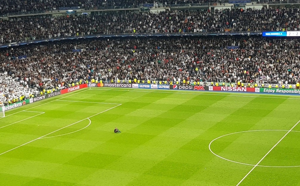 La fotografía de un Ulreich completamente hundido en la soledad del Bernabéu que se ha hecho viral La fotografía de un Ulreich completamente hundido en la soledad del Bernabéu que se ha hecho viral
