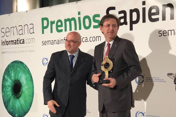 El Colegio Oficial de Ingeniería Informática premia a la Universitat Jaume I por su compromiso con las tecnologías de la información El Colegio Oficial de Ingeniería Informática premia a la Universitat Jaume I por su compromiso con las tecnologías de la información