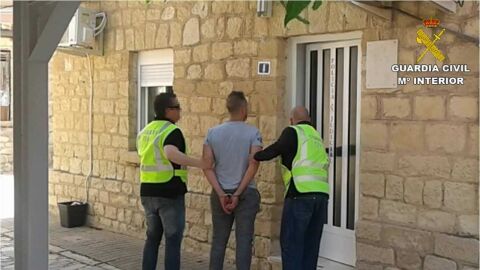 Agentes de la Guardia Civil con uno de los detenidos por el robo en La Romana