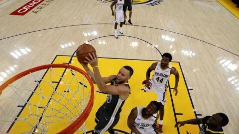 Stephen Curry, en acci&oacute;n ante los Pelicans