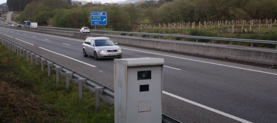 Imagen de una carretera con radar Imagen de una carretera con radar
