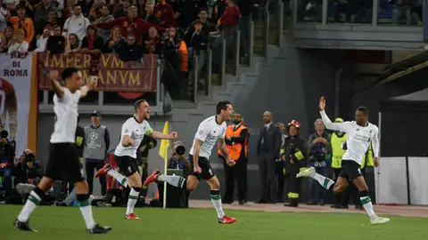 Los jugadores del Liverpool celebran el gol de Wijnaldum contra la Roma Los jugadores del Liverpool celebran el gol de Wijnaldum contra la Roma