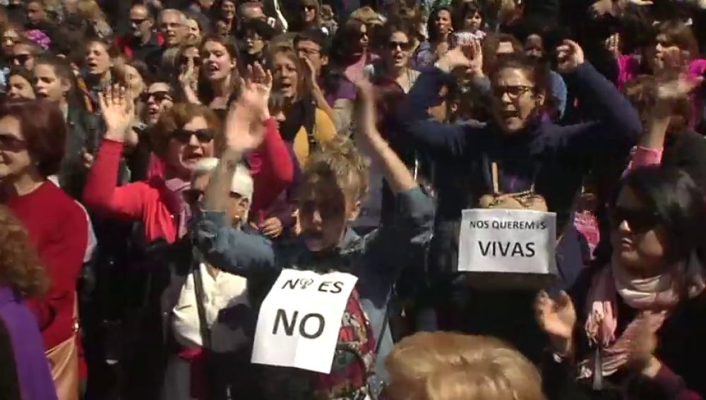 Una manifestación en apoyo a la víctima de 'La Manada' irrumpe en la tradicional parada militar que se celebra en Madrid
