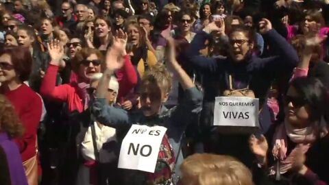 Una manifestaci&oacute;n en apoyo a la v&iacute;ctima de 'La Manada' irrumpe en la tradicional parada militar que se celebra en Madrid