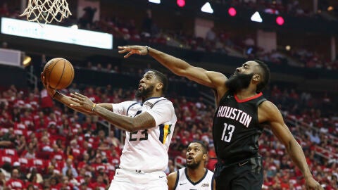Royce O'Neale trata de encestar ante James Harden