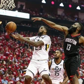 Royce O'Neale trata de encestar ante James Harden Royce O'Neale trata de encestar ante James Harden