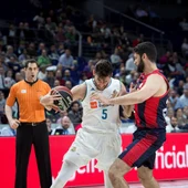 Rudy Fernández intenta entrar a canasta ante la defensa de Patricio Garino Rudy Fernández intenta entrar a canasta ante la defensa de Patricio Garino
