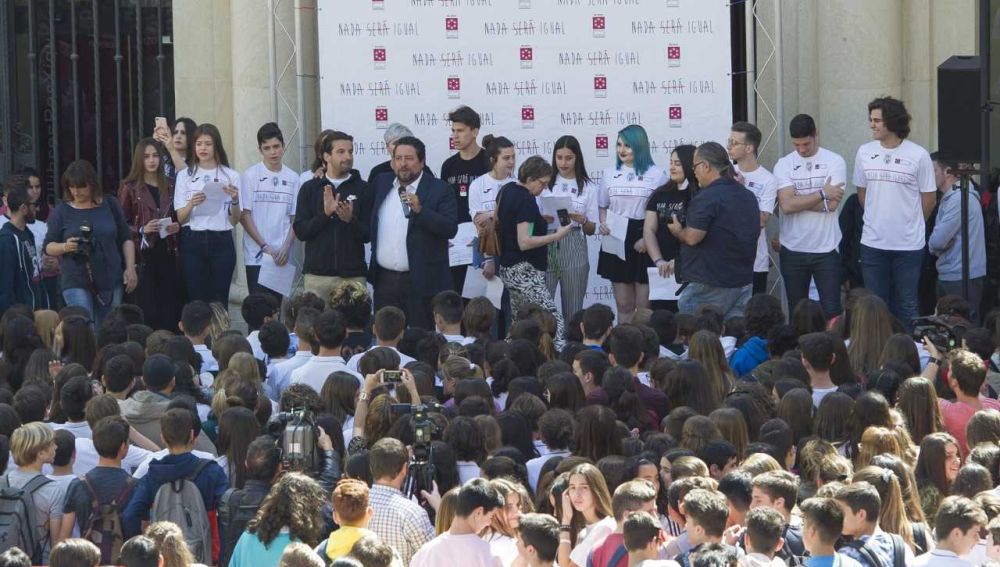 La Diputación y 'Nada Será Igual' convierten el centro de Castellón en el mayor punto de apoyo contra el acoso escolar.