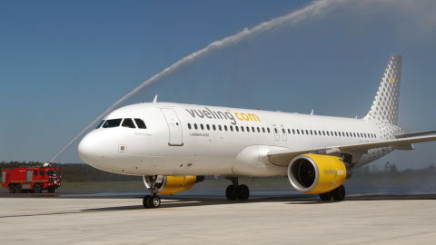 Un avi&oacute;n de la compa&ntilde;&iacute;a Vueling.