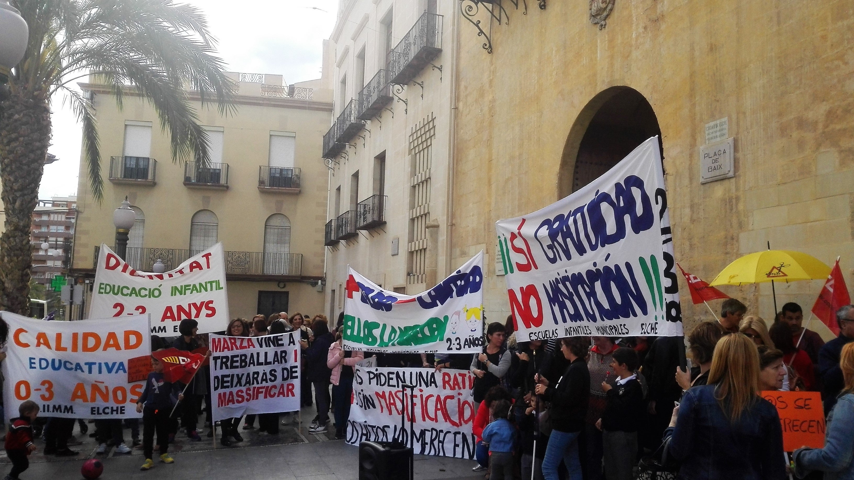 Padres y educadoras de Elche claman contra la intención de Educación de subir las ratios en las escuelas infantiles municipales Padres y educadoras de Elche claman contra la intención de Educación de subir las ratios en las escuelas infantiles municipales