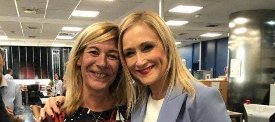 Cristina Cifuentes con la funcionaria Amalia Calonge Cristina Cifuentes con la funcionaria Amalia Calonge