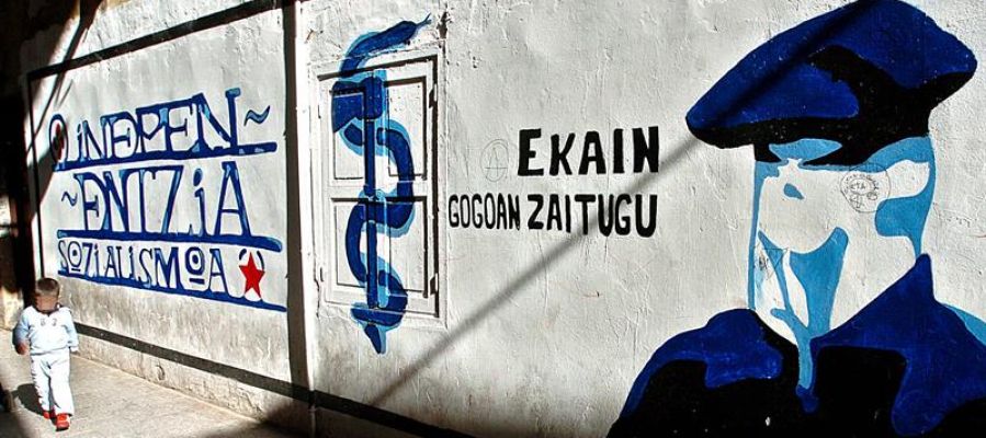 Mural que representa a un encapuchado junto al anagrama de ETA. Mural que representa a un encapuchado junto al anagrama de ETA.