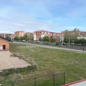 Vía férrea y antigua estación de pequeña velocidad. Vía férrea y antigua estación de pequeña velocidad.
