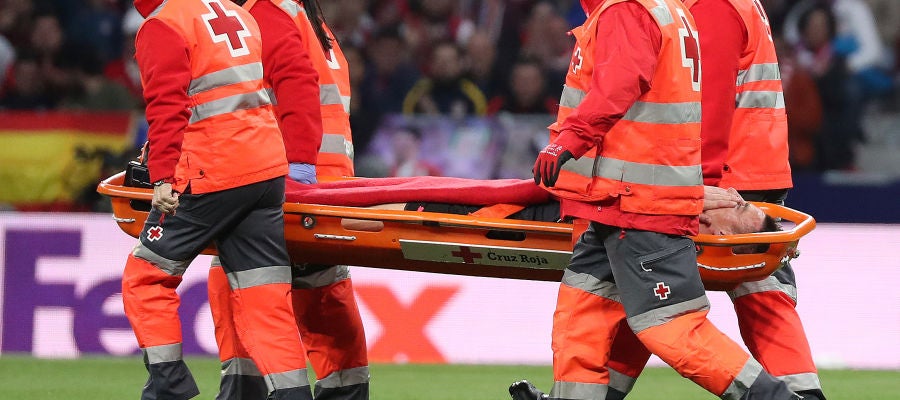 Koscielny se retira en camilla del Metropolitano Koscielny se retira en camilla del Metropolitano
