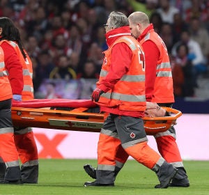 Koscielny se retira en camilla del Metropolitano Koscielny se retira en camilla del Metropolitano