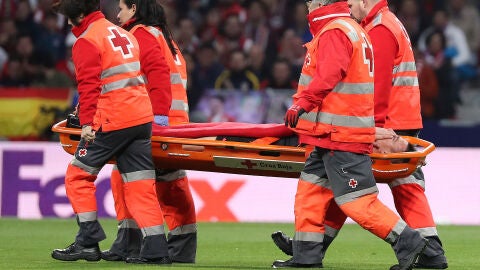 Koscielny se retira en camilla del Metropolitano