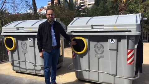 El concejal de Limpieza de Elche junto a un contenedor adaptado