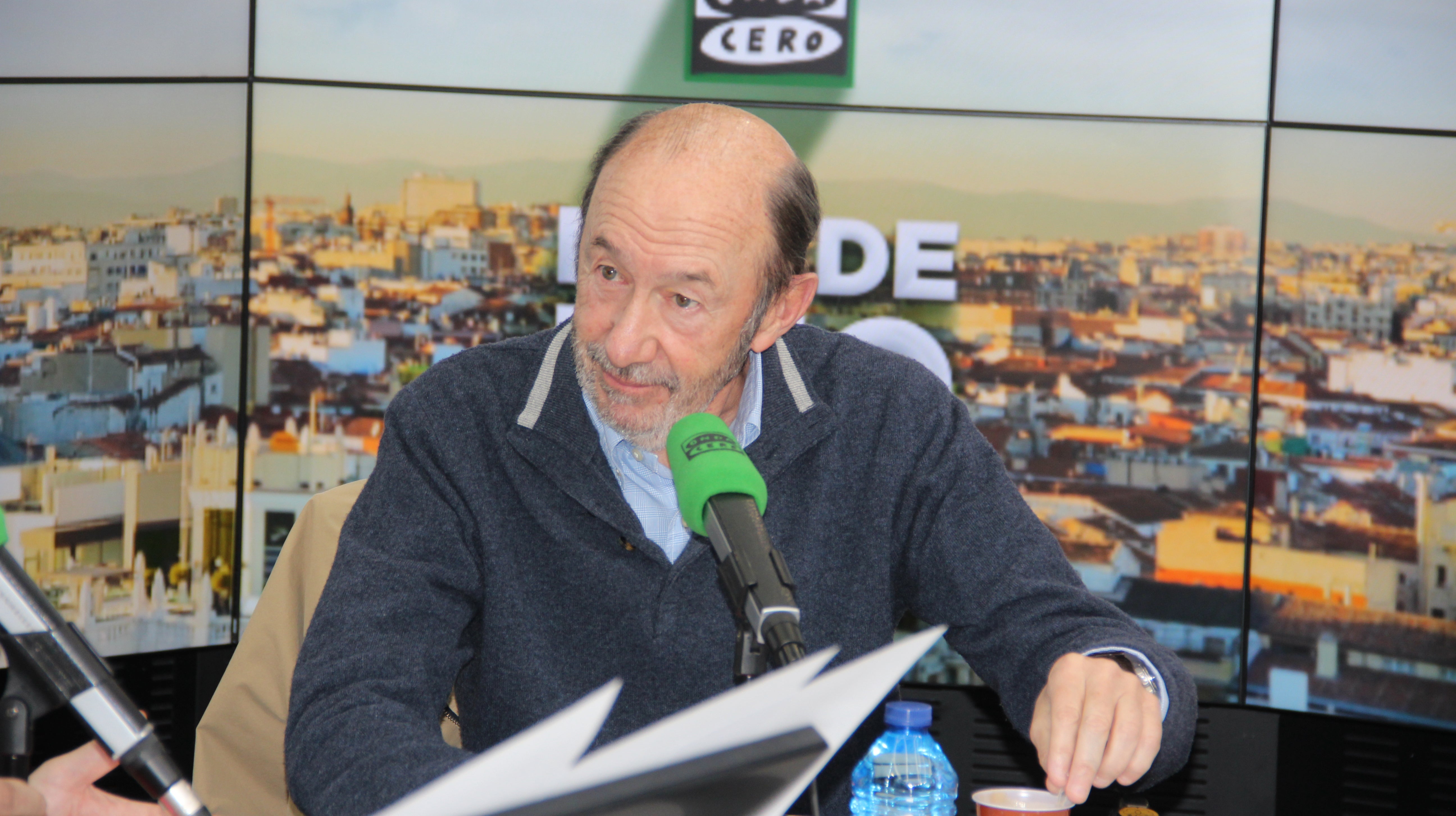Rubalcaba: "ETA lo deja en 2011 porque se había roto lo que la mantenía viva, su gran apoyo social en Euskadi" Rubalcaba: "ETA lo deja en 2011 porque se había roto lo que la mantenía viva, su gran apoyo social en Euskadi"