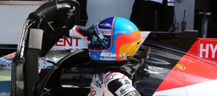 Fernando Alonso, subiéndose al Toyota Fernando Alonso, subiéndose al Toyota