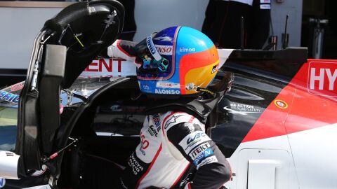 Fernando Alonso, subi&eacute;ndose al Toyota