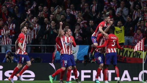 Los jugadores del Atl&eacute;tico de Madrid celebran el gol de Costa contra el Arsenal