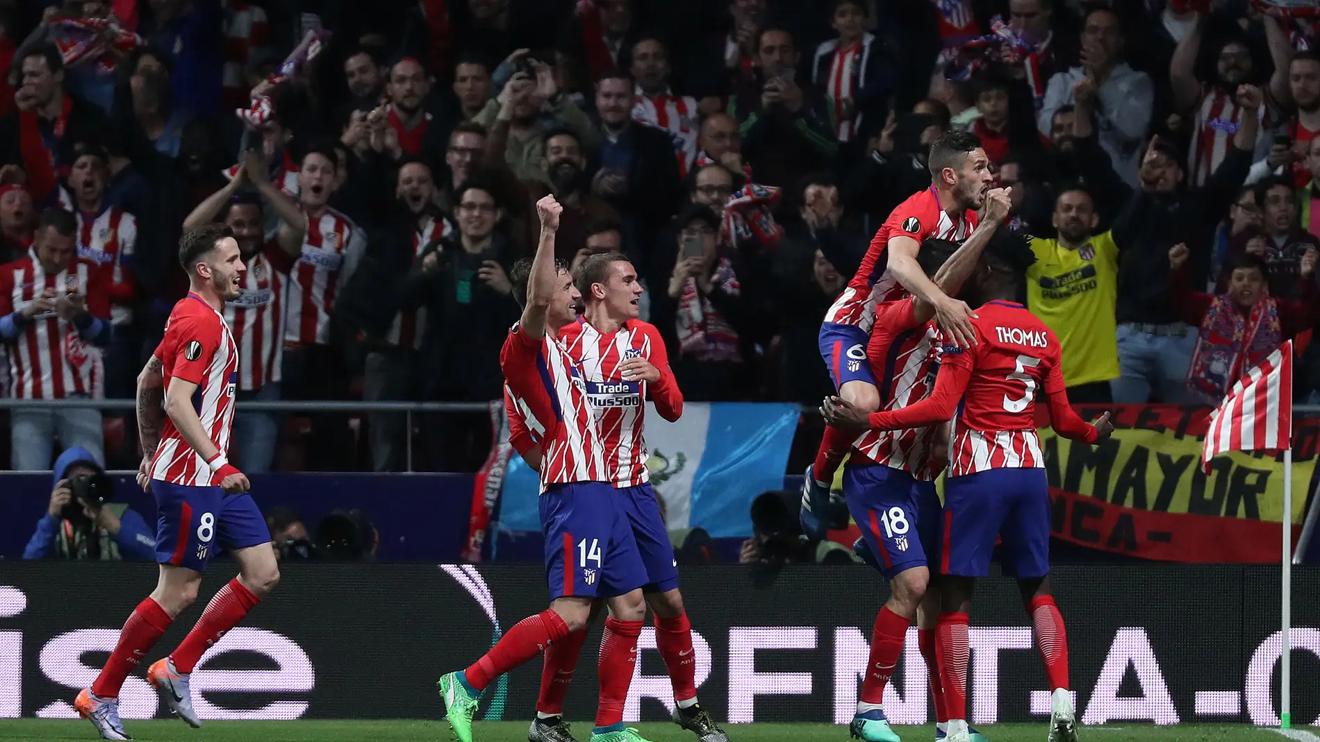 Los jugadores del Atlético de Madrid celebran el gol de Costa contra el Arsenal