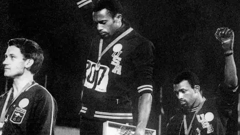 Peter Norman en el pódio Peter Norman en el pódio