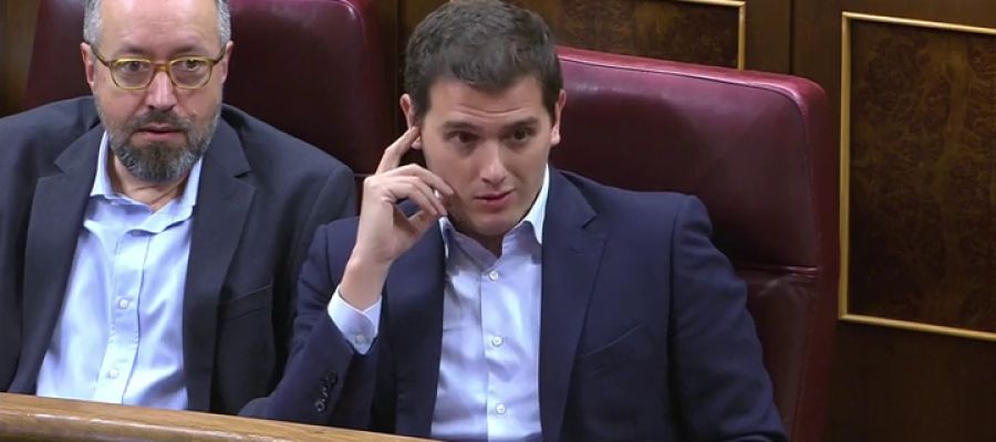 Rajoy critica a Rivera su postura en el conflicto catalán: "Está usted de 'aprovechategui' en un tema importante" Rajoy critica a Rivera su postura en el conflicto catalán: "Está usted de 'aprovechategui' en un tema importante"