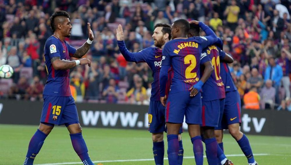 Los jugadores del Barcelona celebran un tanto