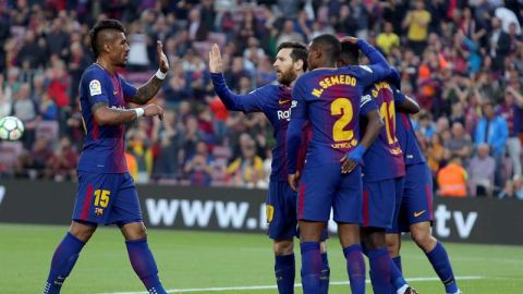 Los jugadores del Barcelona celebran un tanto