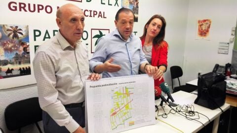 En el centro, Jes&uacute;s Pareja, portavoz del Partido de Elche, muestra el proyecto de peatonalizaci&oacute;n de la calle Corredora que han elaborado