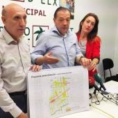 En el centro, Jesús Pareja, portavoz del Partido de Elche, muestra el proyecto de peatonalización de la calle Corredora que han elaborado