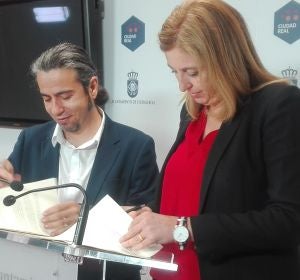José Luis Herrera y Ángela Gonzalez, durante la firma del convenio de colaboración José Luis Herrera y Ángela Gonzalez, durante la firma del convenio de colaboración