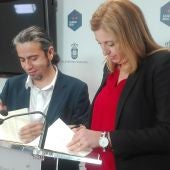 José Luis Herrera y Ángela Gonzalez, durante la firma del convenio de colaboración