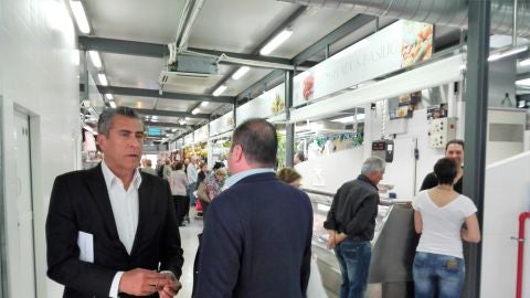 &Aacute;lvaro Gordillo, gerente de Aparcisa, en el Mercado central Provisional de Elche