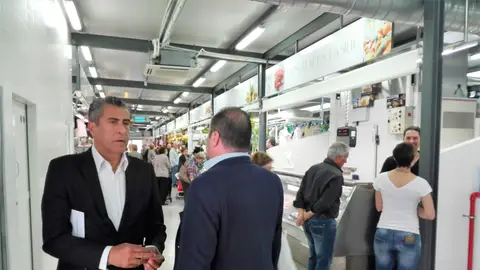 Álvaro Gordillo, gerente de Aparcisa, en el Mercado central Provisional de Elche Álvaro Gordillo, gerente de Aparcisa, en el Mercado central Provisional de Elche