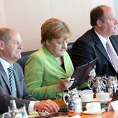 La canciller alemana, Angela Merkel (2d); el ministro germano de Finanzas, Olaf Scholz (i), y el ministro alemán de la Cancillería, Helge Braun (d) La canciller alemana, Angela Merkel (2d); el ministro germano de Finanzas, Olaf Scholz (i), y el ministro alemán de la Cancillería, Helge Braun (d)