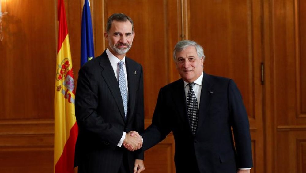 El rey Felipe VI saluda al presidente del Parlamento Europeo, Antonio Tajani