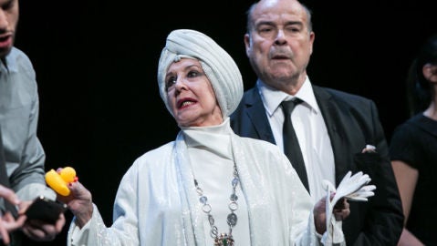Una escena de "El funeral", con Concha Velasco y Antonio Resines