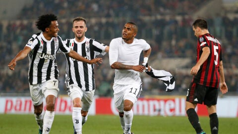 Douglas Costa celebra su gol ante el Milan en la final de la Copa de Italia