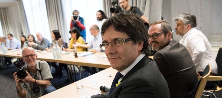 Noticias 2 Antena 3 (09-05-18) El Tribunal Constitucional suspende la ley que permite la investidura a distancia de Carles Puigdemont Noticias 2 Antena 3 (09-05-18) El Tribunal Constitucional suspende la ley que permite la investidura a distancia de Carles Puigdemont