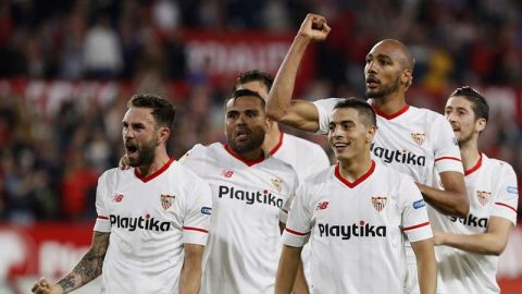 Los jugadores del Sevilla celebran un gol ante el Real Madrid